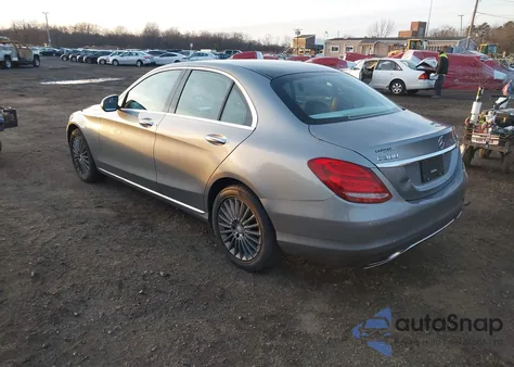 2015 Mercedes-Benz C 300 Luxury 4Matic z USA, uszkodzony, nr VIN 55SWF4KB4FU024129